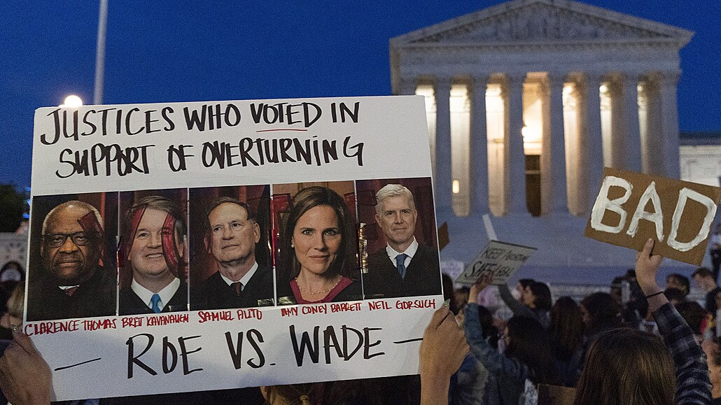 Soudci, kteí hlasovali pro zneplatnní Roe v. Wade, oznamuje plakát na...