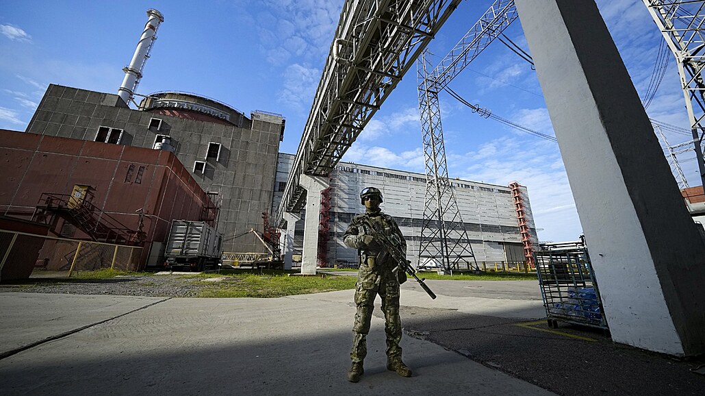 Ruský voják steí oblast Záporoské jaderné elektrárny. (1. kvtna 2022)