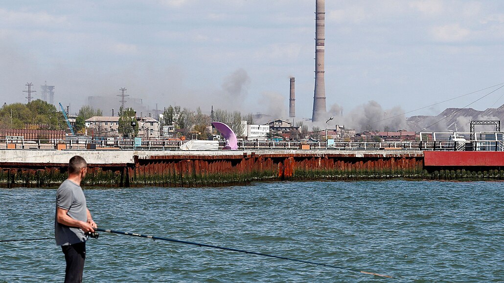 Kou stoupá nad elezárnami a ocelárnami Azovstal v Mariupolu. (29. dubna 2022)
