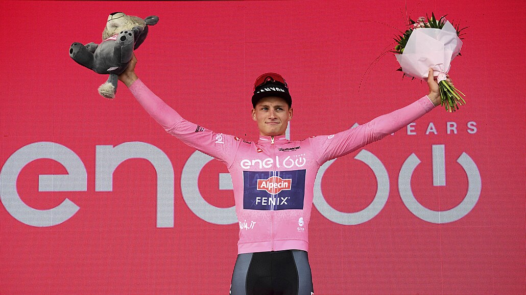 V RَOVÉ. Mathieu van der Poel se raduje z vít�zství v první etap� italského...