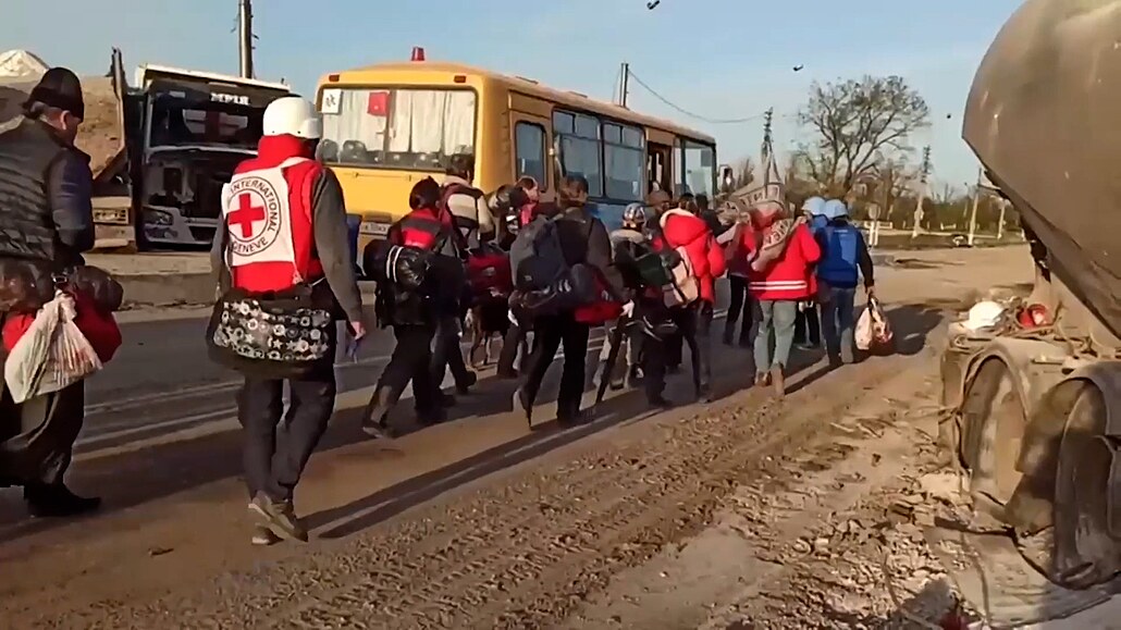 Evakuace civilist� z Azovstalu.