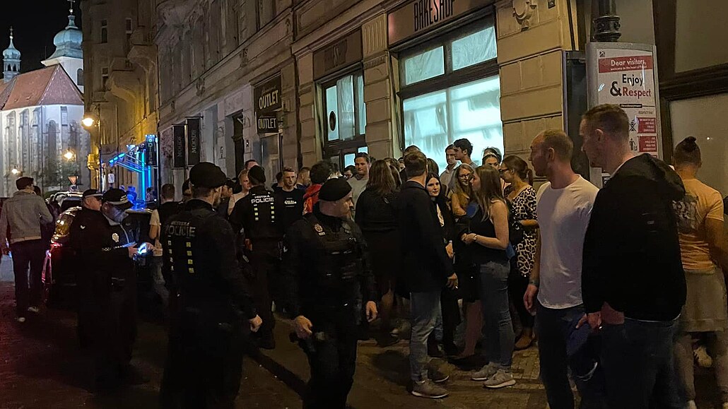 Ulice V kolkovn� v noci. Vrátilo se do stavu p�ed covidem a op�t se prom�nilo v...