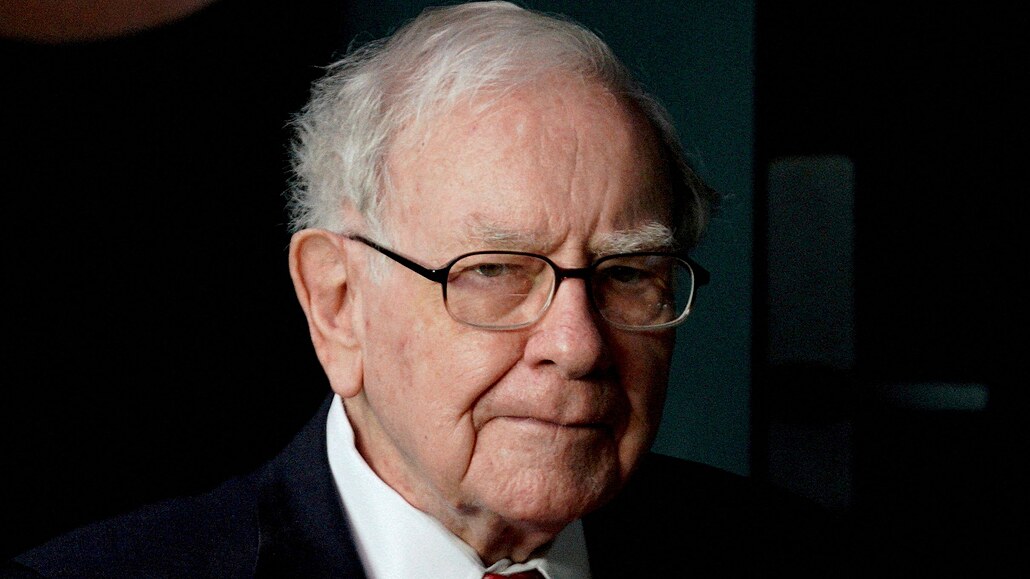 Warren Buffett, éf spolenosti Berkshire Hathaway, na archivním snímku z...