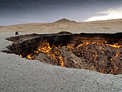 Brána do pekla je kráter na území Turkmenistánu uprostřed pouště Karakum...