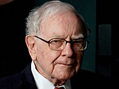 Warren Buffett, šéf společnosti Berkshire Hathaway, na archivním snímku z...