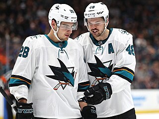 SEJDOU SE NA MISTROVSTVÍ SVĚTA. Švýcar Timo Meier (vlevo) a český reprezentant Tomáš Hertl společně v sezoně váleli v NHL za San Jose.