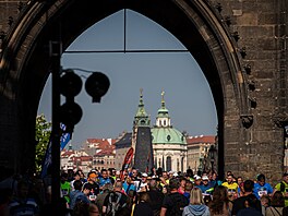 Pohled na závodníky pod Staromstskou mosteckou ví. Praský maraton 2022.