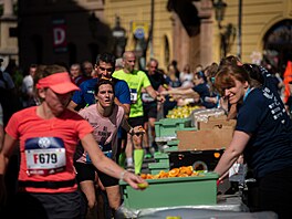 Momentka z oberstvovací stanice na Praském maratonu 2022.