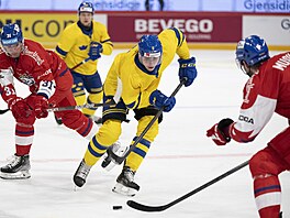 Švédský útočník Linus Karlsson (9) se probíjí českou obranou. Vlevo forvard...