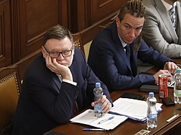 Ministr financí Zbyn�k Stanjura a ministr pro místní rozvoj Ivan Barto� v...