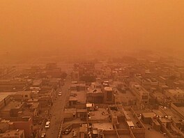 Msta v Iráku, napíklad Nadaf, zasáhla písená boue. (1. kvtna 2022)