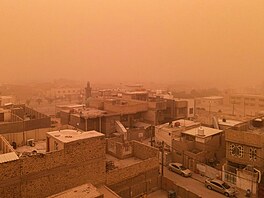 Msta v Iráku, napíklad Nadaf, zasáhla písená boue. (1. kvtna 2022)