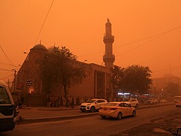 Msta v Iráku, napíklad metropoli Bagdád, zasáhla písená boue. (1. kvtna...