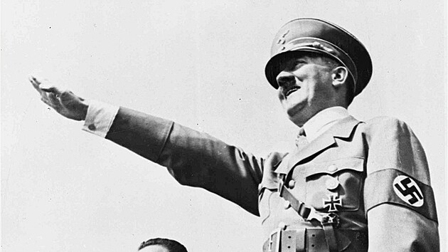 Pravice vztyen vzhru, vypnut prsty. Hajlovat se nacist nauili od italskch faist. Ti si zase mysleli, e napodobuj star msk pozdrav. V antickch textech vak o podobnm gestu nen dn zmnka. Na snmku z roku 1938 Adolf Hitler na shromdn ve Vratislavi