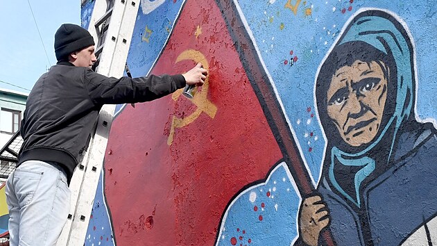Murmansk. V ruskch mstech se ped oslavami Dne vtzstv  graffiti bbuky s praporem, kter Rud armda vztyila v kvtnu 1945 nad Reichstagem. (21. dubna 2022)