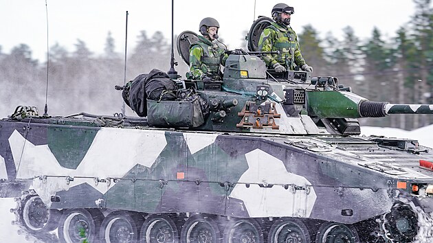 Ve švédských ozbrojených složkách slouží asi 24 000 mužů a žen, v případě konfliktu může armáda povolat až 32 000 rezervistů. 