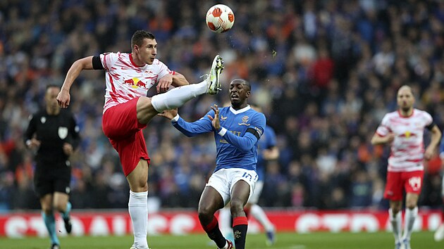 Willi Orban (vlevo) z Lipska a Glen Kamara z Rangers.