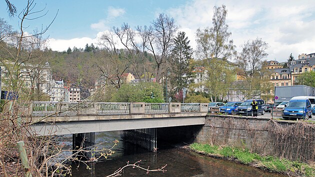 Festivalov most pes eku Tepl mezi Csaskmi lznmi a Grandhotelem Pupp v Karlovch Varech.