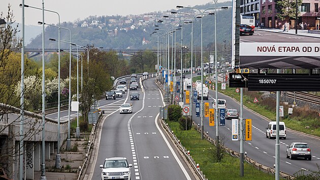 Na konci dubna za�aly na Barrandovsk�m most� prvn� p��pravn� pr�ce souvisej�c� s jeho rekonstrukc�. (2. kv�tna 2022)