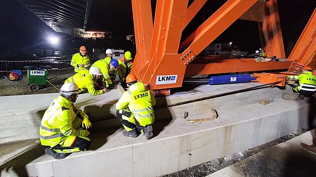 V noci na sobotu stavbaři začali otáčet druhé křídlo dálničního mostu u Uherska. (7. května 2022)