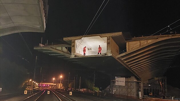 V noci na sobotu stavbai zaali otet druh kdlo dlninho mostu u Uherska. (7. kvtna 2022)