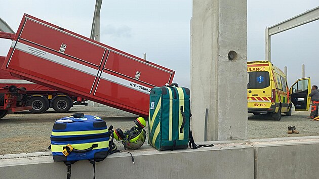 V sobotu odpoledne zachraňovali hasiči zasypaného dělníka na stavbě u Holubic na Vyškovsku. (7. května 2022)