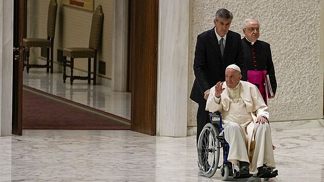 Pape Frantiek se poprv objevil v invalidn vozku na veejnosti, trp ho bolest v pravm koleni. (5. kvtna 2022)