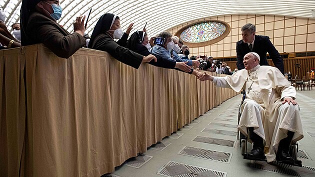 Pape Frantiek se poprv objevil v invalidn vozku na veejnosti, trp ho bolest v pravm koleni. (5. kvtna 2022)