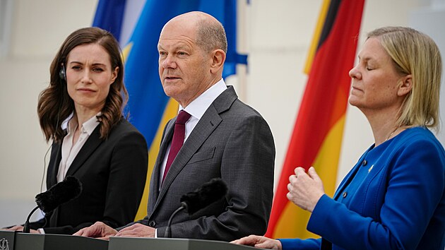 Německý kancléř Olaf Scholz na setkání s  premiérkami Finska a Švédska Sannou Marinovou a Magdalenou Anderssonovou v Německu. (3. května 2022)