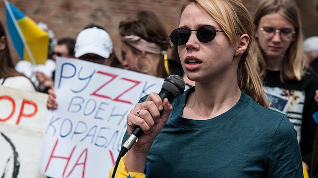 Kateryna Prokopenkov, manelka velitele pluku Azov Denise Prokopenka, spolen s dalmi manelkami bojovnk na demonstraci v m. (1. kvtna 2022)
