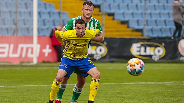 Zl�nsk� Vukadin Vukadinovi� v souboji Anton�nem K�apkou z Bohemians.