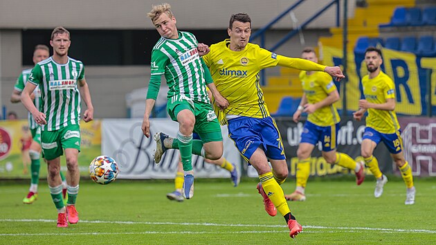 Michal Beran z Bohemians (vlevo) v souboji se zl�nsk�m Vukadinem Vukadinovi�em.