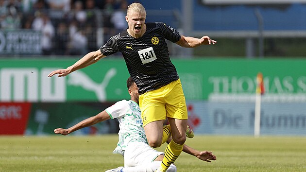 Erling Haaland z Dortmundu pad v souboji v zpase proti Frthu.