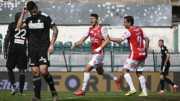Filip �ih�k z Pardubic (t�et� zleva) slav� sv�j g�l proti Karvin�.