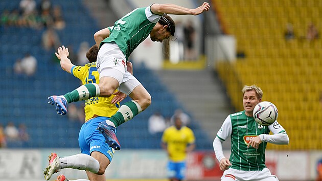 Jakub Martinec z Jablonce (uprosted) v souboji s teplickm Davidem Ledeckm (vlevo), vpravo Tom Hbschmann.