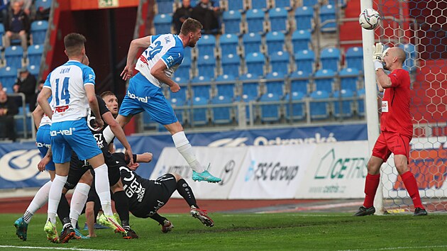 Ladislav Takcs stl vyrovnvac gl Banku na 1:1 proti Hradci Krlov.