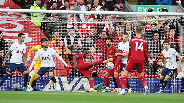 Sadio Mane z Liverpoolu se pokou o akrobatick zakonen v zpase proti Tottenhamu.