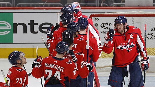 Alexandr Ove�kin (vpravo) slav� se spoluhr��i z Washingtonu v�hru nad Floridou Panthers.