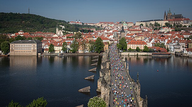 Zvodnci na Karlov most s Praskm hradem a Petnem v pozad. Prask maraton 2022.