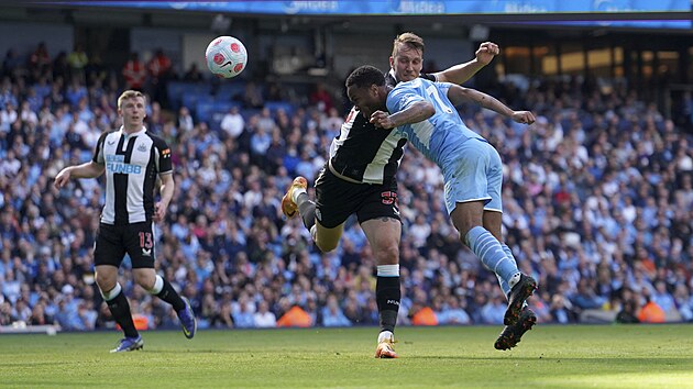 Raheem Sterling z Manchesteru City (vpravo) dává gól hlavou do sítě Newcastlu.