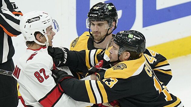 Momentka z potyky v zpasu NHL mezi Bostonem a Carolinou.