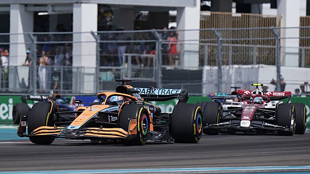 Monopost Daniela Ricciarda z McLarenu se zvodnky v zvsu bhem Velk ceny Miami.