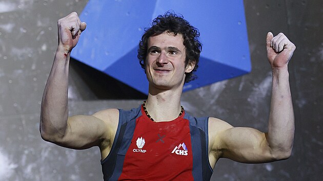 Adam Ondra se usmv po svm vkonu ve finle zvodu Svtovho pohru v Meiringenu. (2021)