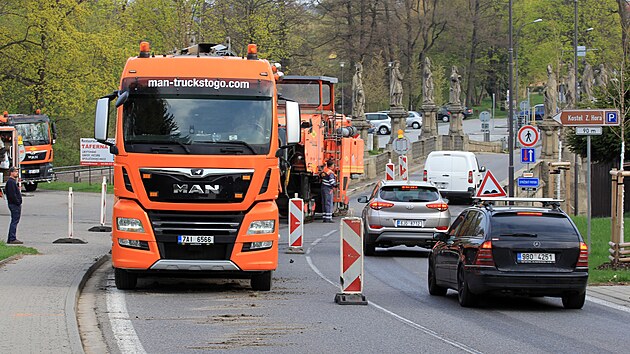 Dodavatelsk firma zaala frzovnm pravho pruhu ve smru do msta.