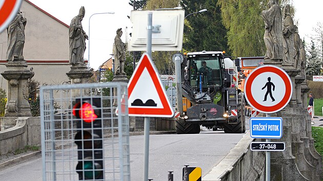 V souasn dob pracuj dlnci dodavatele stavby, firmy Colas, na seku mezi Bezruovou ulic a baroknm mostem u rskho zmku.