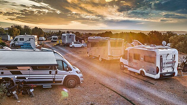Obytn vestavba od firmy Adria v Elodie a Romys Algarve Camping, Portugalsko.