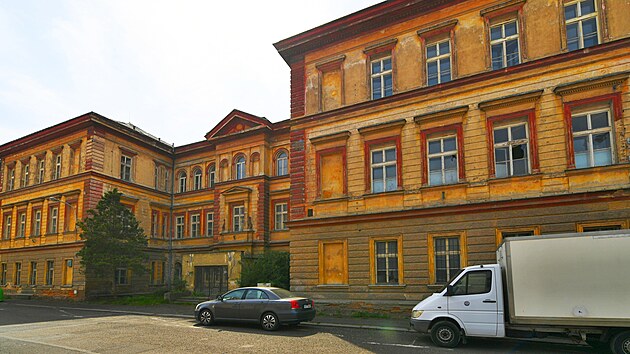 Firma Cerva Bohemia bývalou polikliniku koupí za odhadní cenu 5,6 milionu korun.