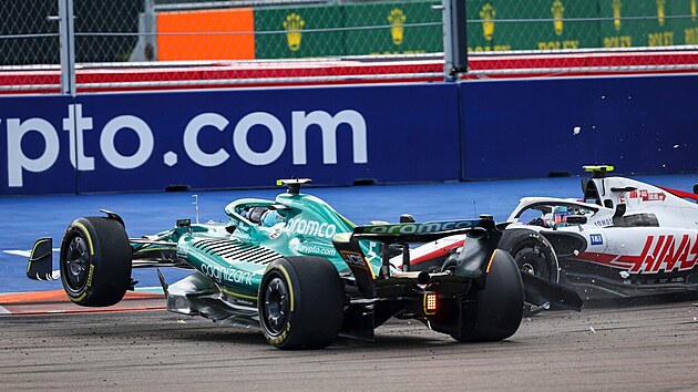 Mick Schumacher nar v prvn zatce 54. kola Velk ceny Miami do Sebastiana Vettela.