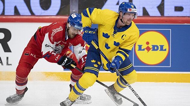 Český útočník Jiří Smejkal svádí boj o kotouč se švédským forvardem Joakimem Nordströmem v utkání Švédských hokejových her ve Stockholmu.