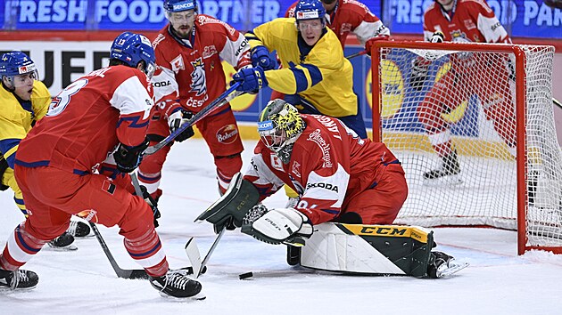 esk brank Marek Langhamer zasahuje v utkn vdskch hokejovch her ve Stockholmu proti domcmu vbru.